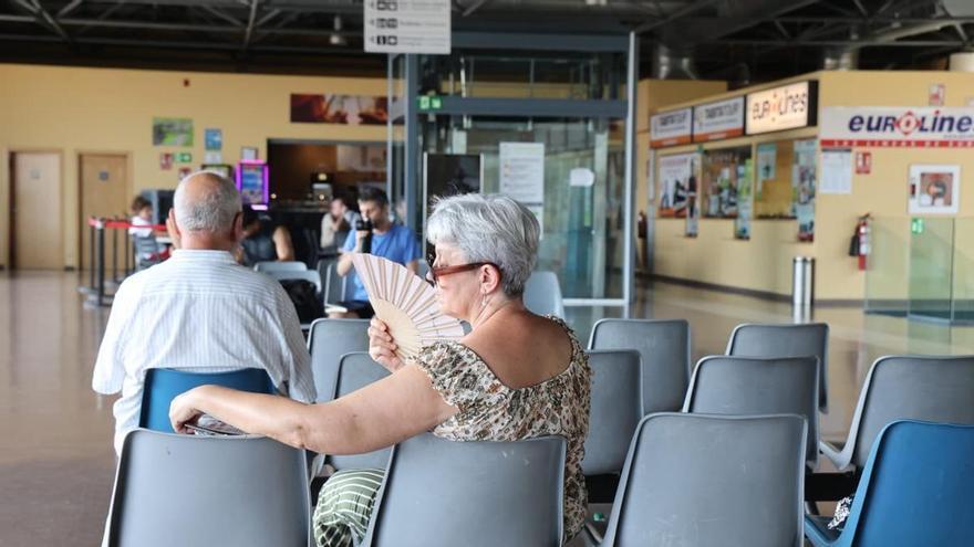 Hasta 34 grados en la estación de autobuses de Alicante: "Si no me siento me mareo"
