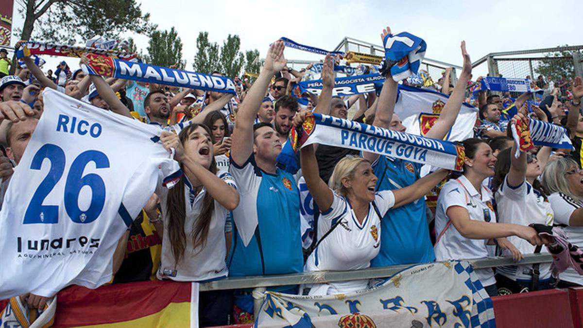 Los aficionados del Zaragoza celebran la victoria de su equipo por 1-4 ante el Girona en la vuelta de la fase de ascenso a Primera, en Montilivi