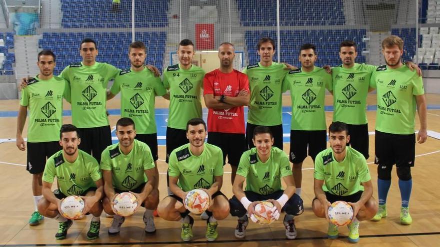 La plantilla del Palma posó ayer en Son Moix antes del último entrenamiento de la semana.