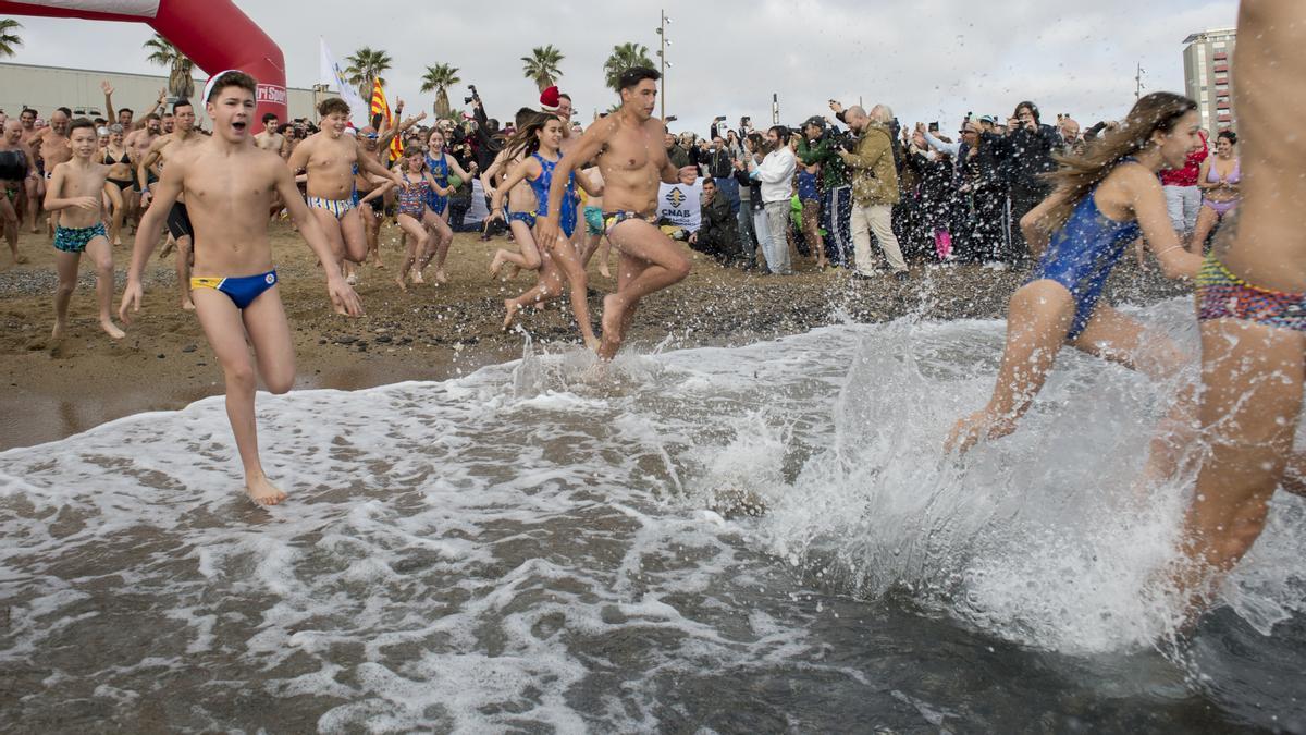 Primer baño del año en la playa de la Barceloneta