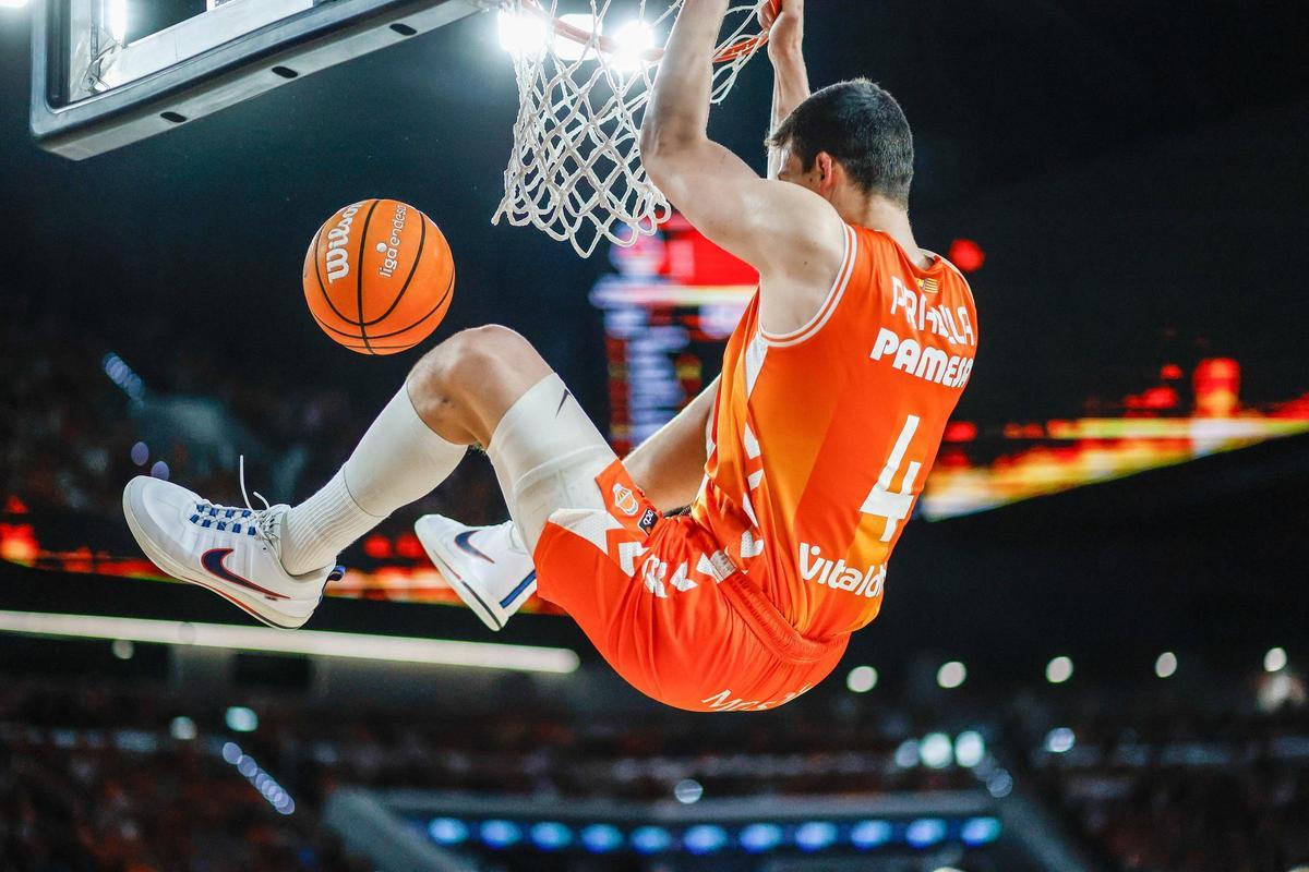 Jaime Pradilla, en una de las acciones más espectaculares del partido ante el Joventut en el Roig Arena.