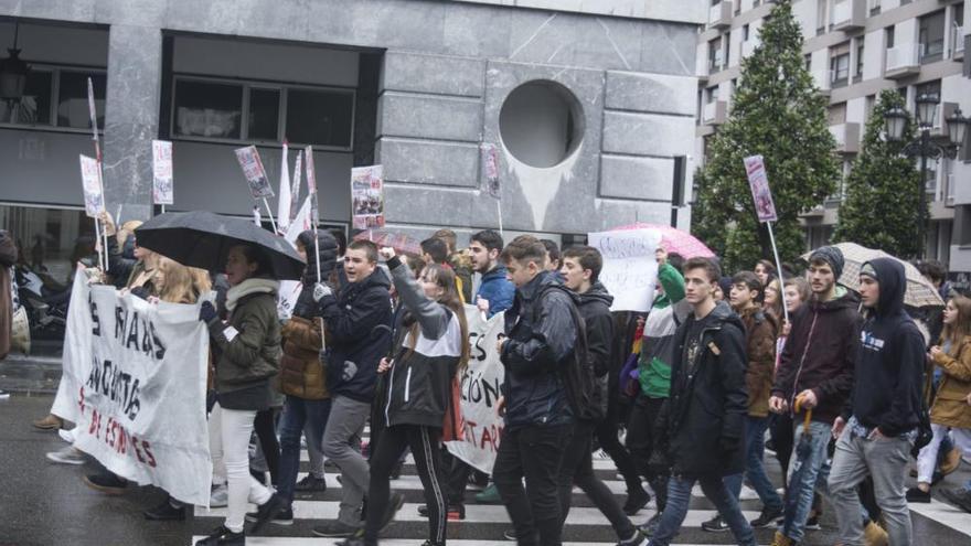 La manifestación contra la LOMCE acaba con una pelea entre radicales de extrema izquierda y extrema derecha
