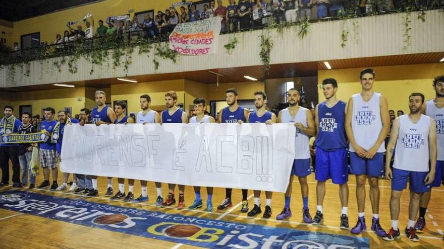 Los jugadores del Club Ourense Baloncesto reclamaron los derechos del club respaldados por la afición. // Brais Lorenzo
