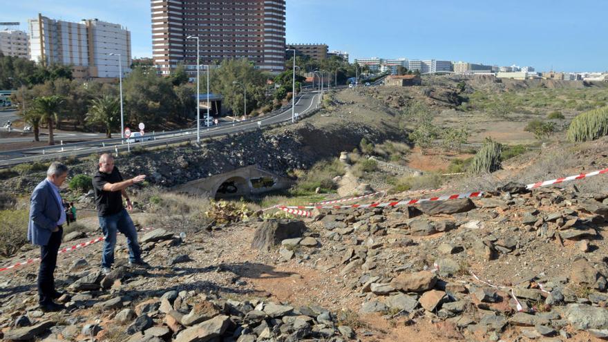 Marco Aurelio Pérez escucha las explicaciones de un técnico en el barranco de El Veril.