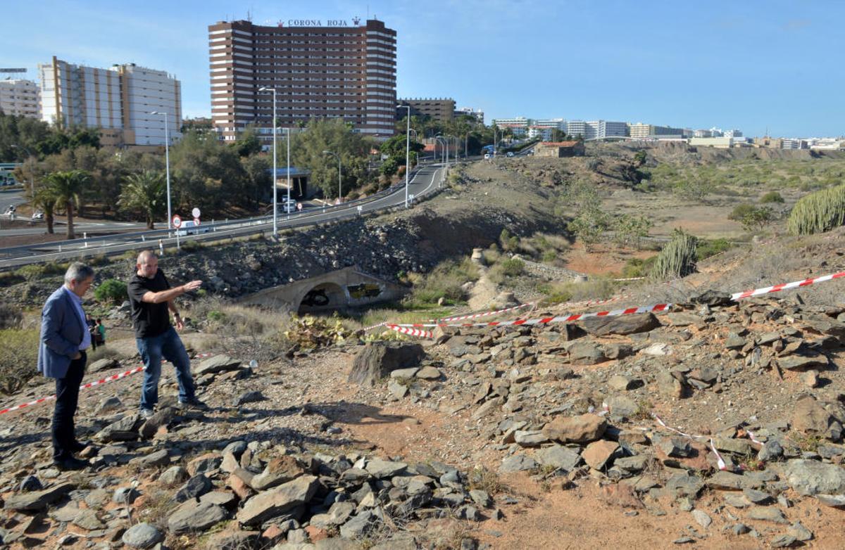 Marco Aurelio Pérez escucha las explicaciones de un técnico en el barranco de El Veril.