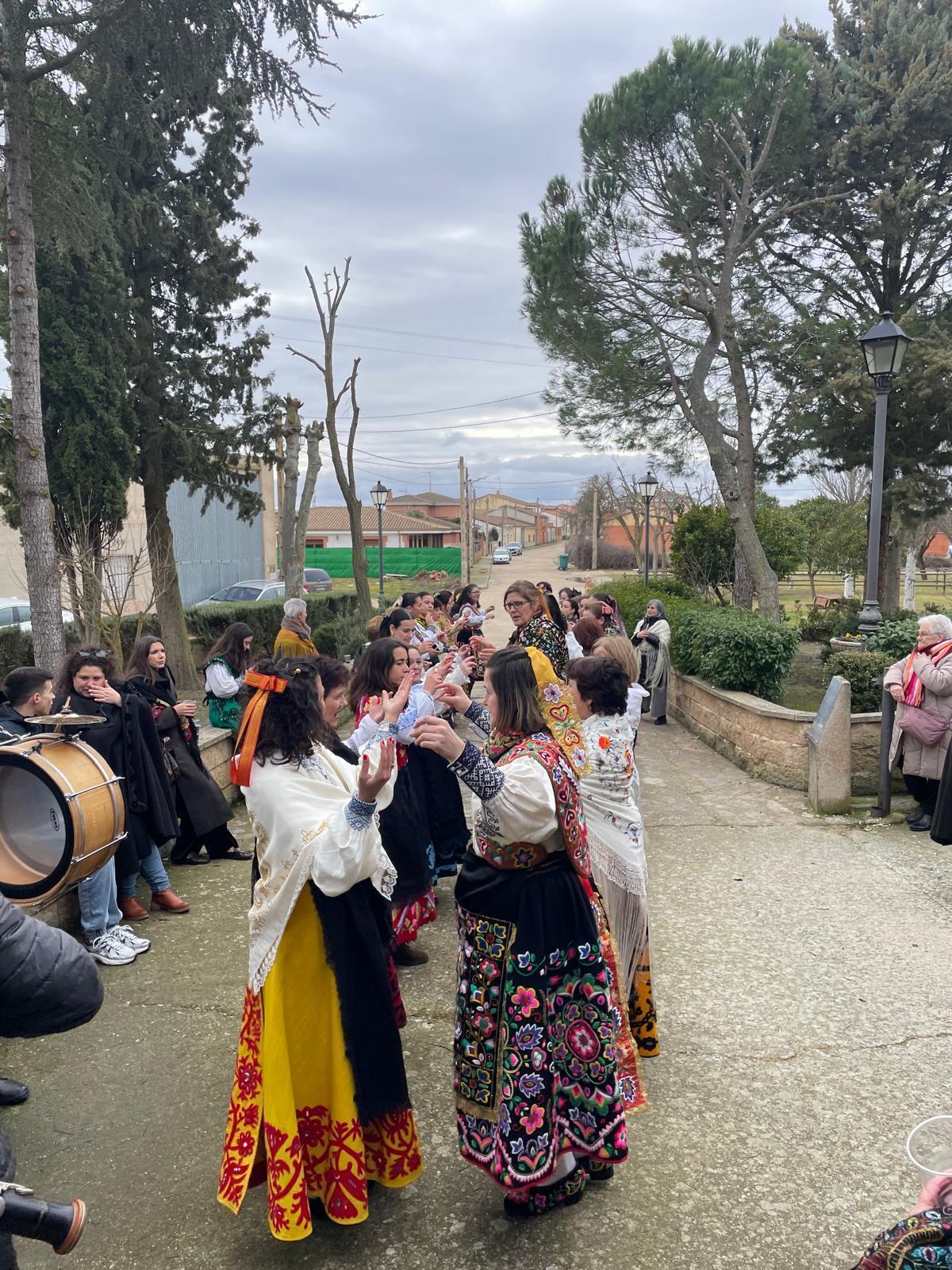 GALERÍA | Las águedas de Pajares salen procesión y bailan La Peregrina