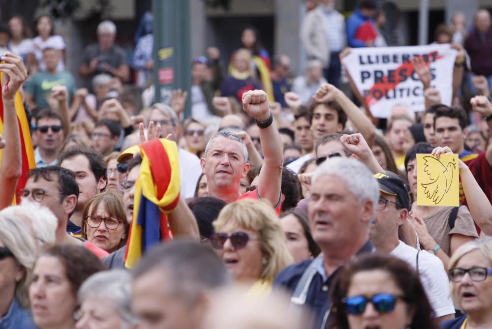 Concentració a la Plaça U d''octubre