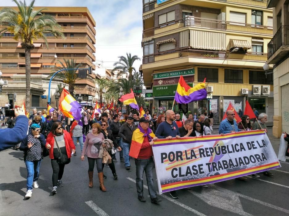 Más de 300 personas reivindican la República en Alicante