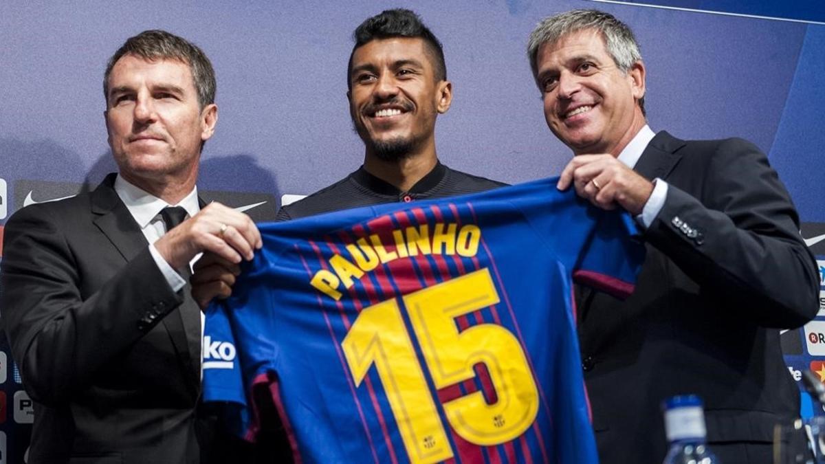 Robert Fernández, Paulinho Bezerra y Jordi Mestre, en la presentación del futbolsta brasileño.