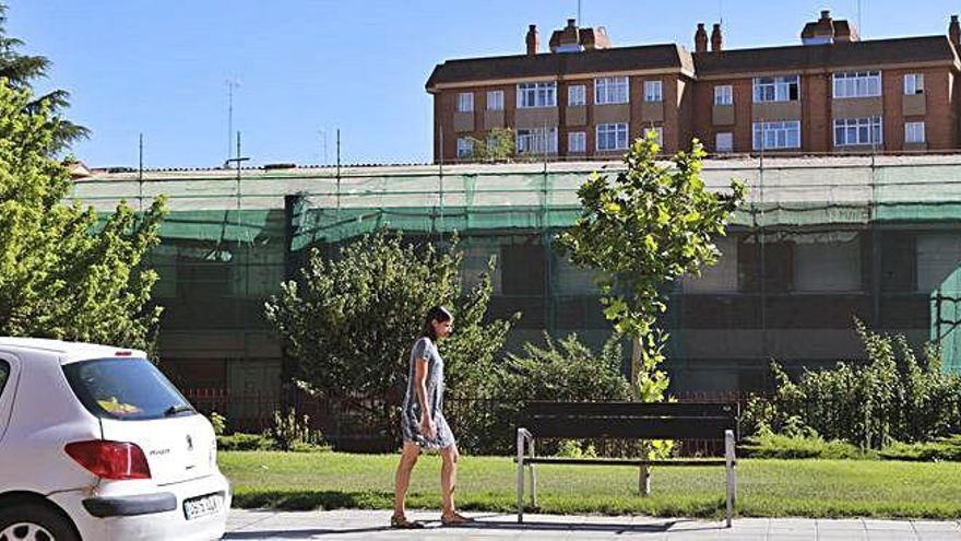 Exterior del colegio Sancho II en la capital, donde se aprecian los trabajos de rehabilitación del edificio.