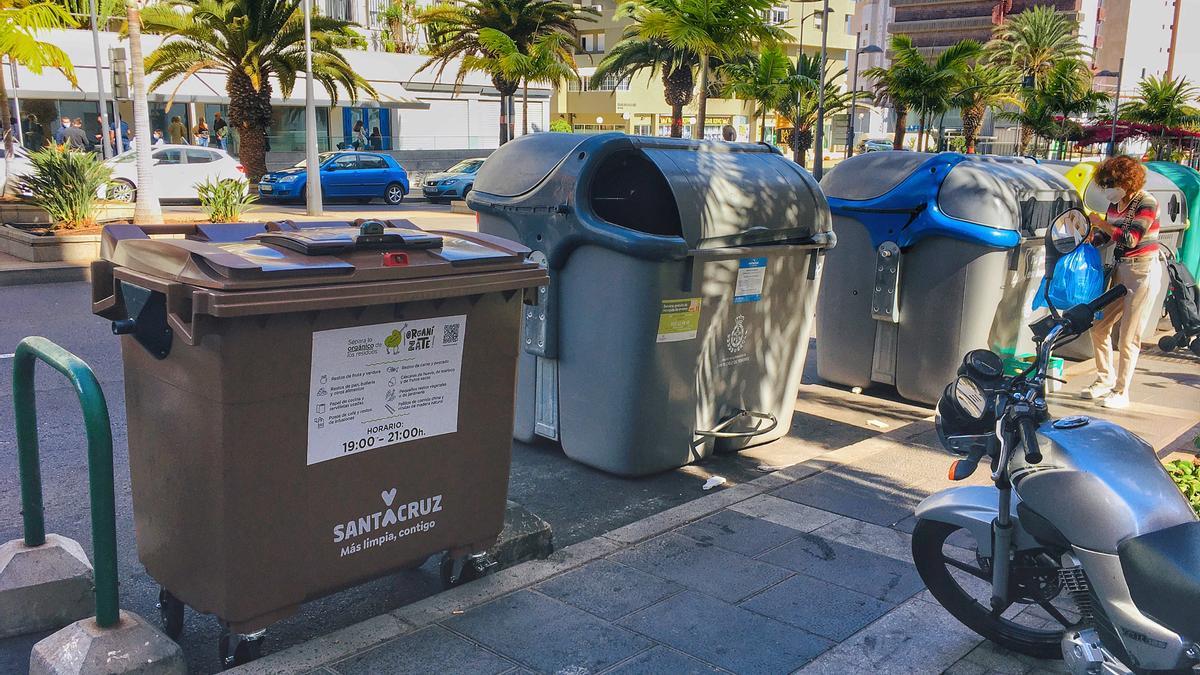 Uno de los contenedores marrones instalados en el Distrito Salud-La Salle, en Santa Cruz.