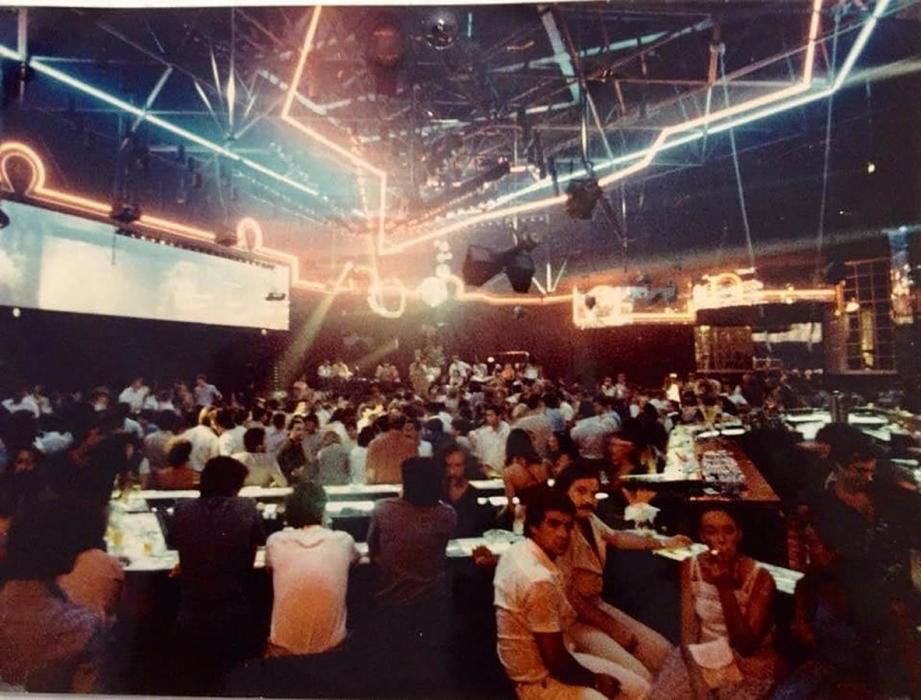 L'interior de la discoteca Chic de Roses l'any de la seva inauguració, el 1980.