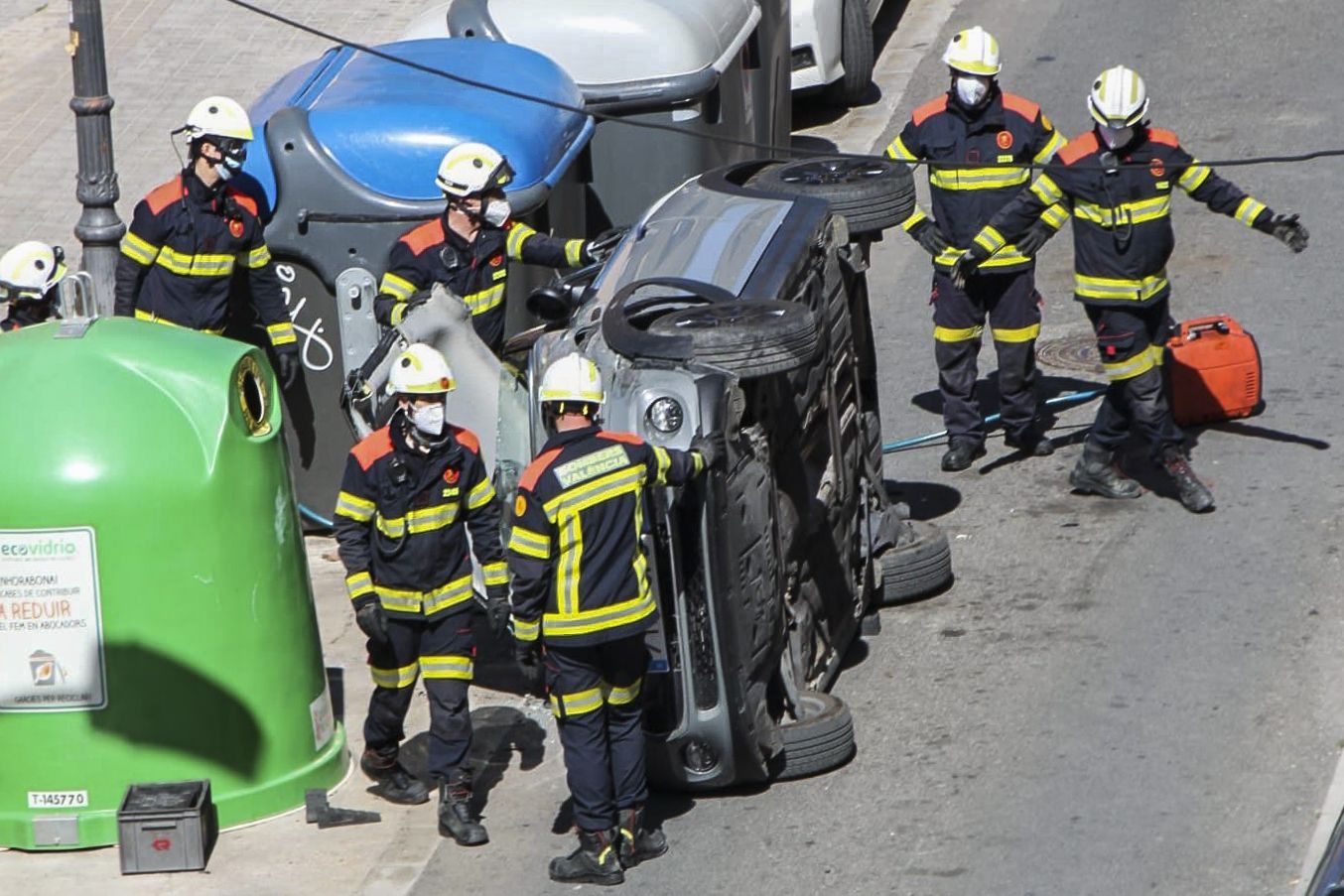 Las imágenes del espectacular vuelco de un coche en Arquitecto Alfaro