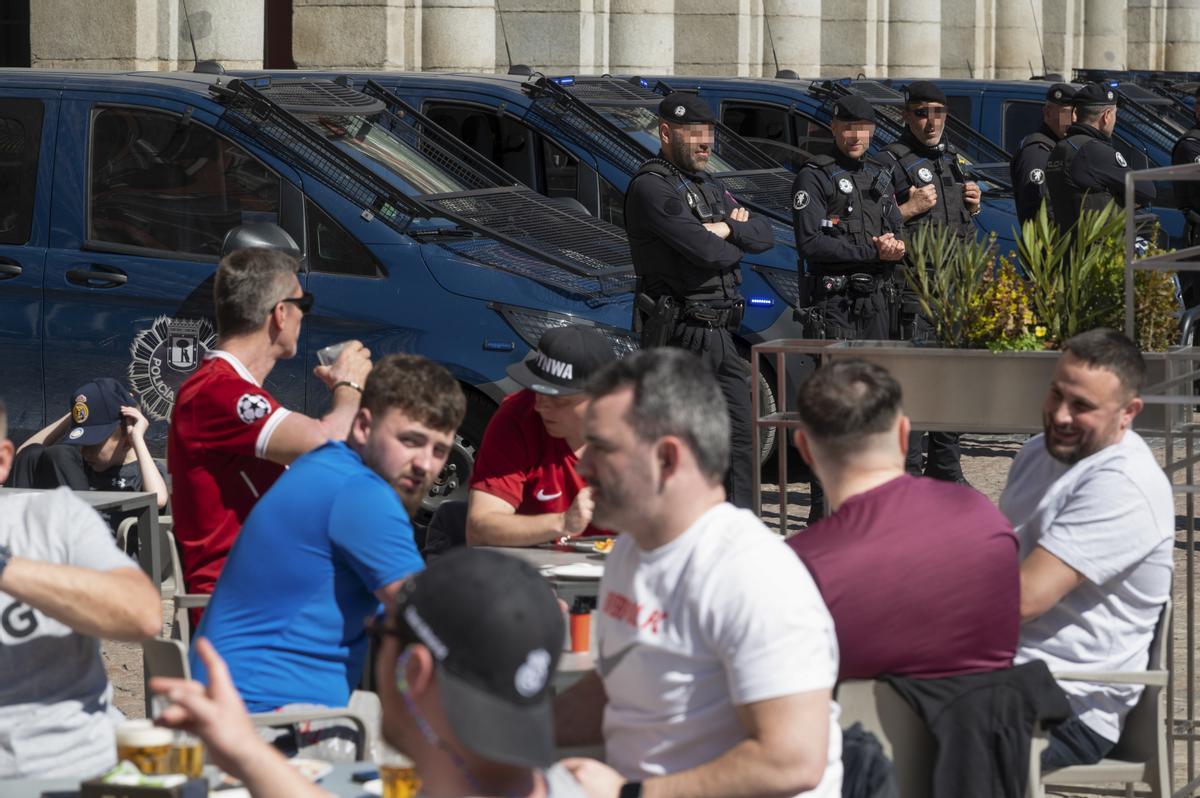 Los hinchas del Liverpool ’calientan’ Madrid.