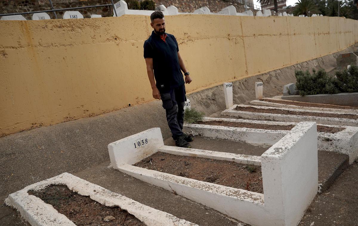 Saíd Mohamed, responsable del cementerio Sidi Embarek, ante la tumba de un migrante nadador ahogado.