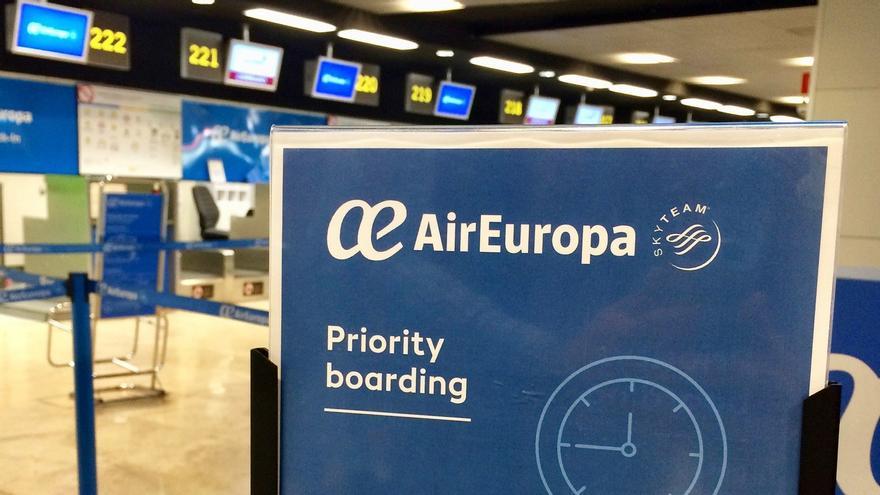 Un cartel de embarque de la compañía Air Europa.