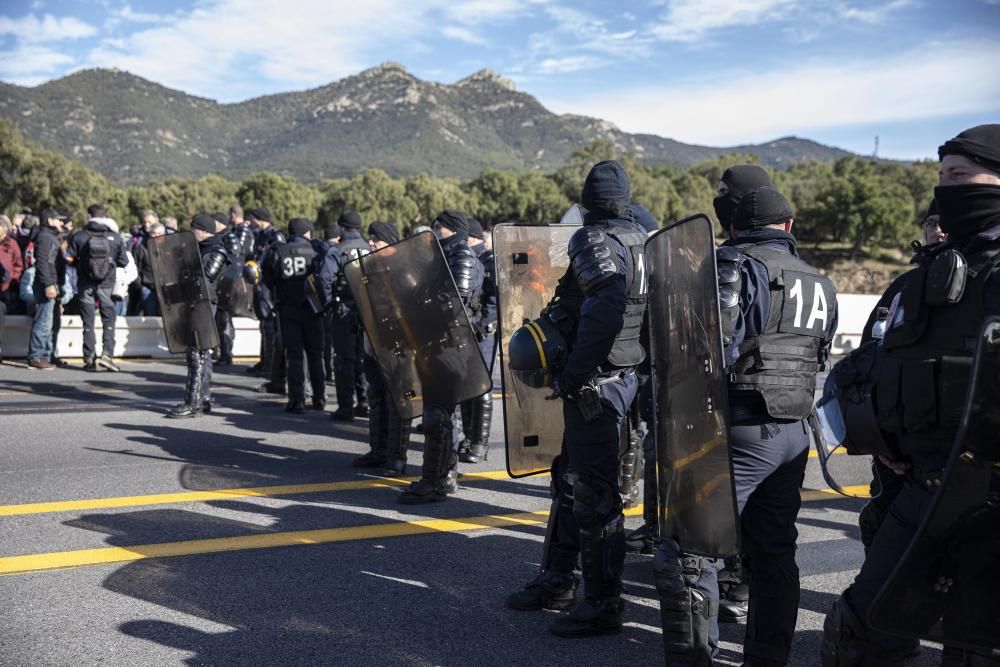 Una acció del Tsunami Democràtic talla l'AP-7 a la Jonquera