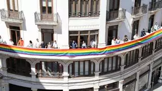 Los socialistas despliegan una bandera LGTBI de 60 metros en su sede