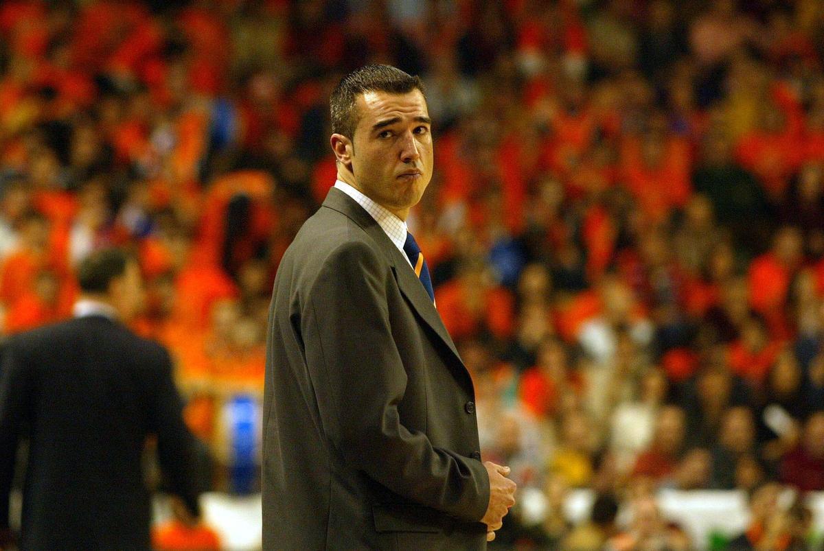 PACO OLMOS EN EL PARTIDO DE CUARTOS DE LA FINAL DE LA COPA DEL REY ENTRE EL TAU Y PAMESA