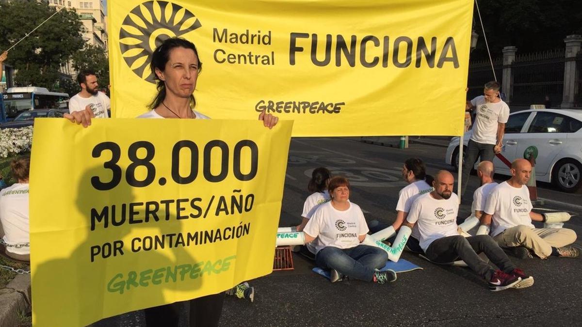 Activistas de Greenpeace, en la calle de Alcalá.