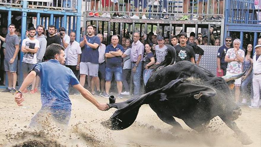 Burriana vibra con el ‘bou de carrer’ pese al empeoramiento del tiempo