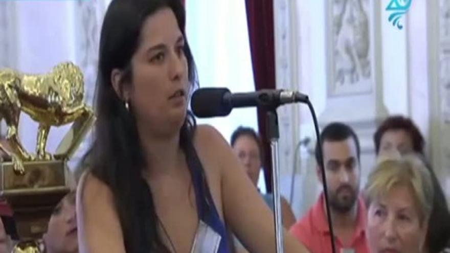 Una vecina de Cádiz revienta el pleno para pedir una licencia