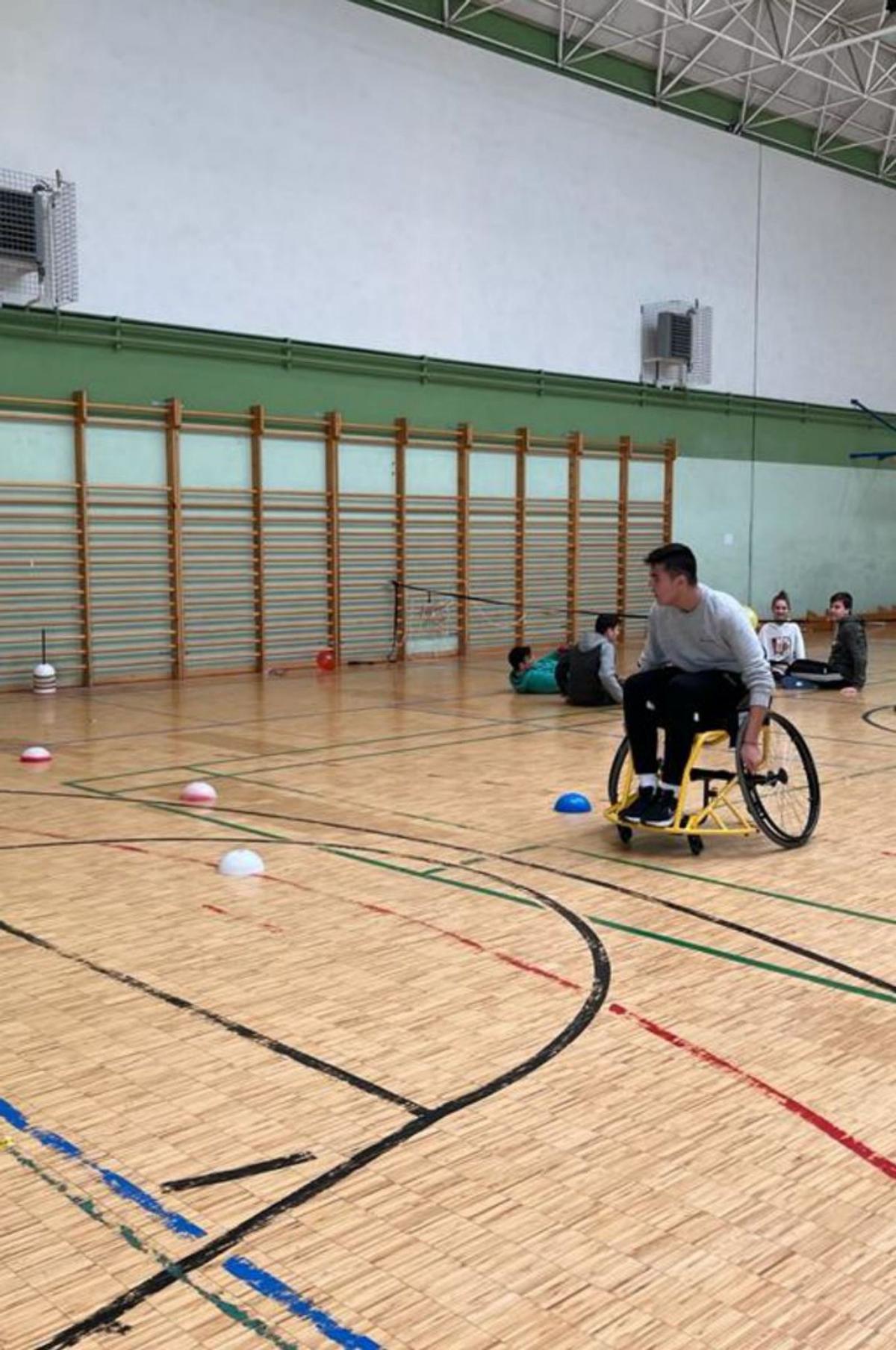 Un estudiante, en el circuito de slalom en silla. | Cedida