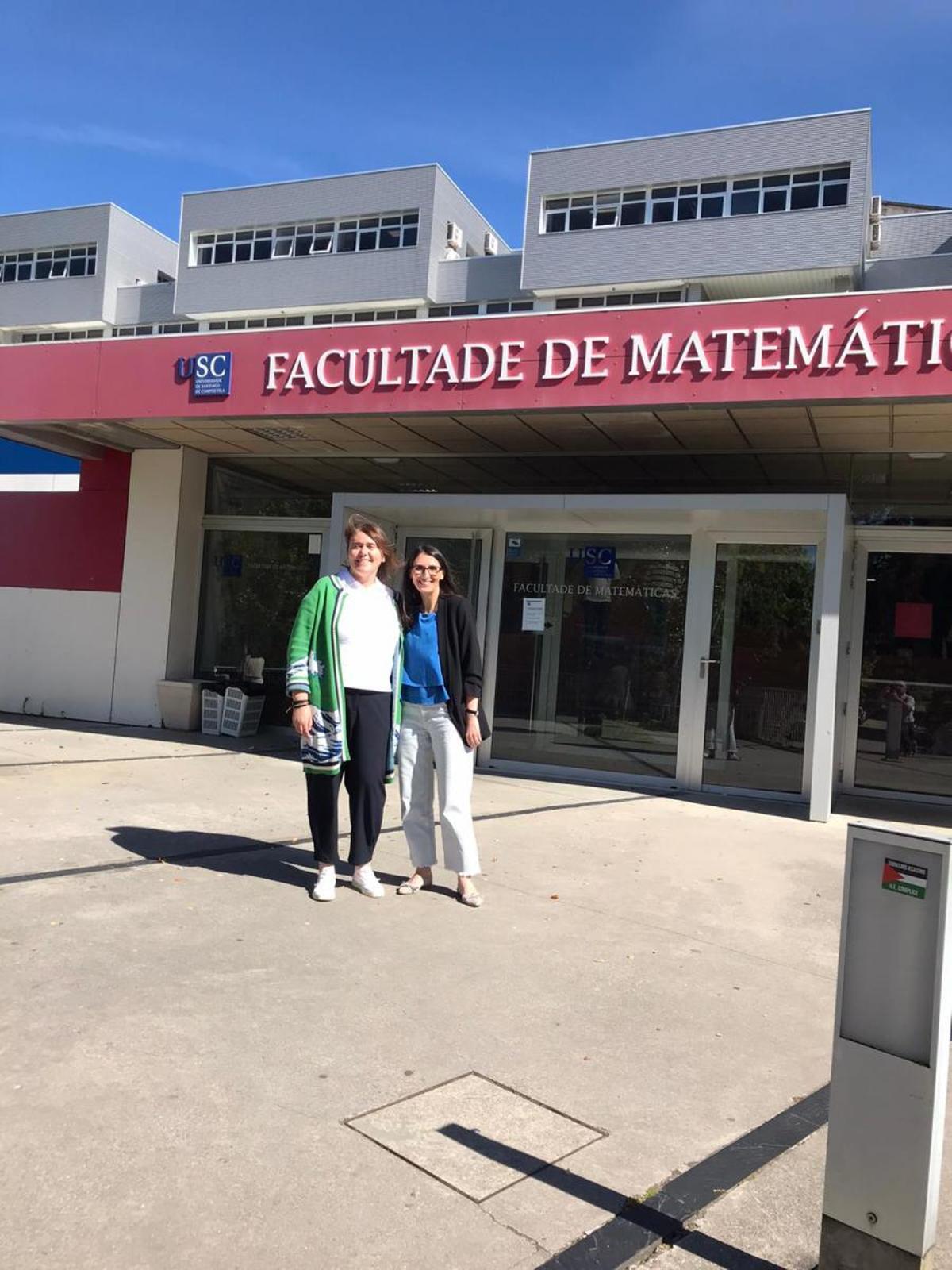 María José Ginzo con la directora de su tesis, Rosa Crujeiras, delante de la facultad de Matemáticas