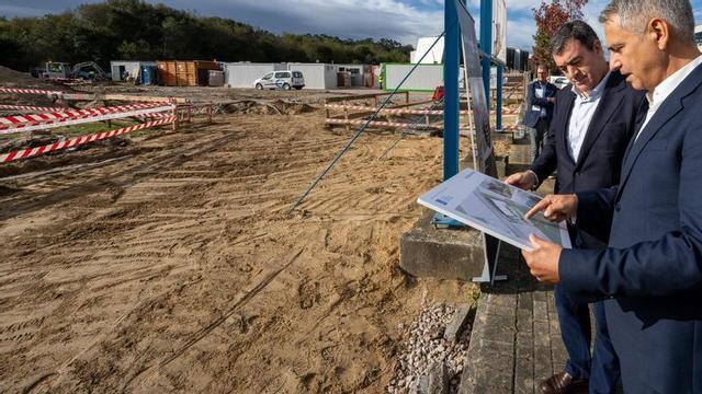 Román Rodríguez y Carlos Castaño, en la visita a las obras de BorgWarner en Porto do Molle. | FdV