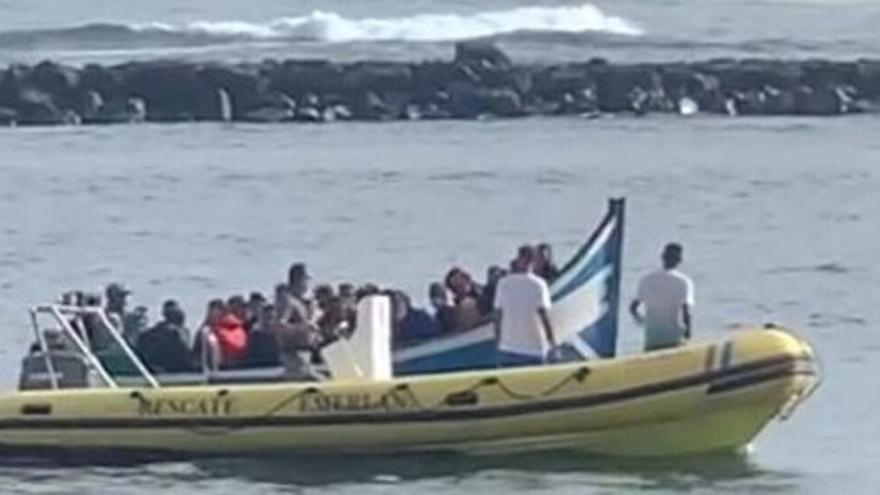 Una patera llega por sus propios medios al muelle de Órzola