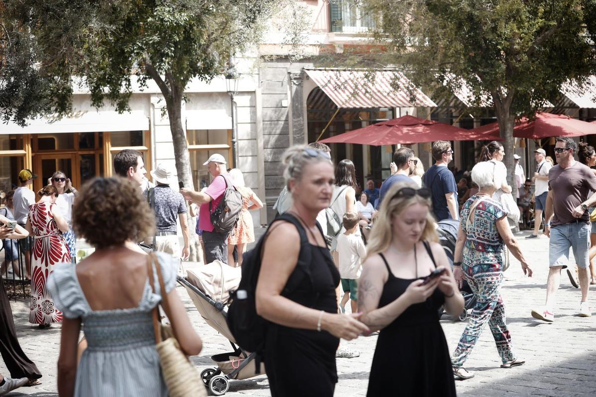Turistas pasean por el centro de Palma