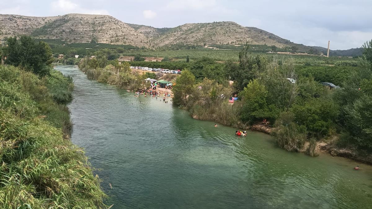 Bañias en el Xúquer en una imagen tomada desde Sumacàrcer el domingo.