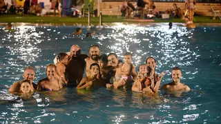Noches de piscina en familia