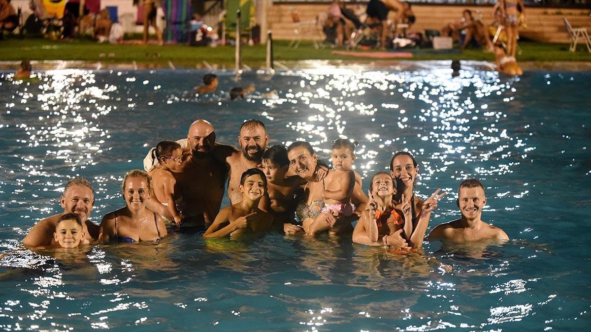 Sesión nocturna en la piscina de la Fuensanta