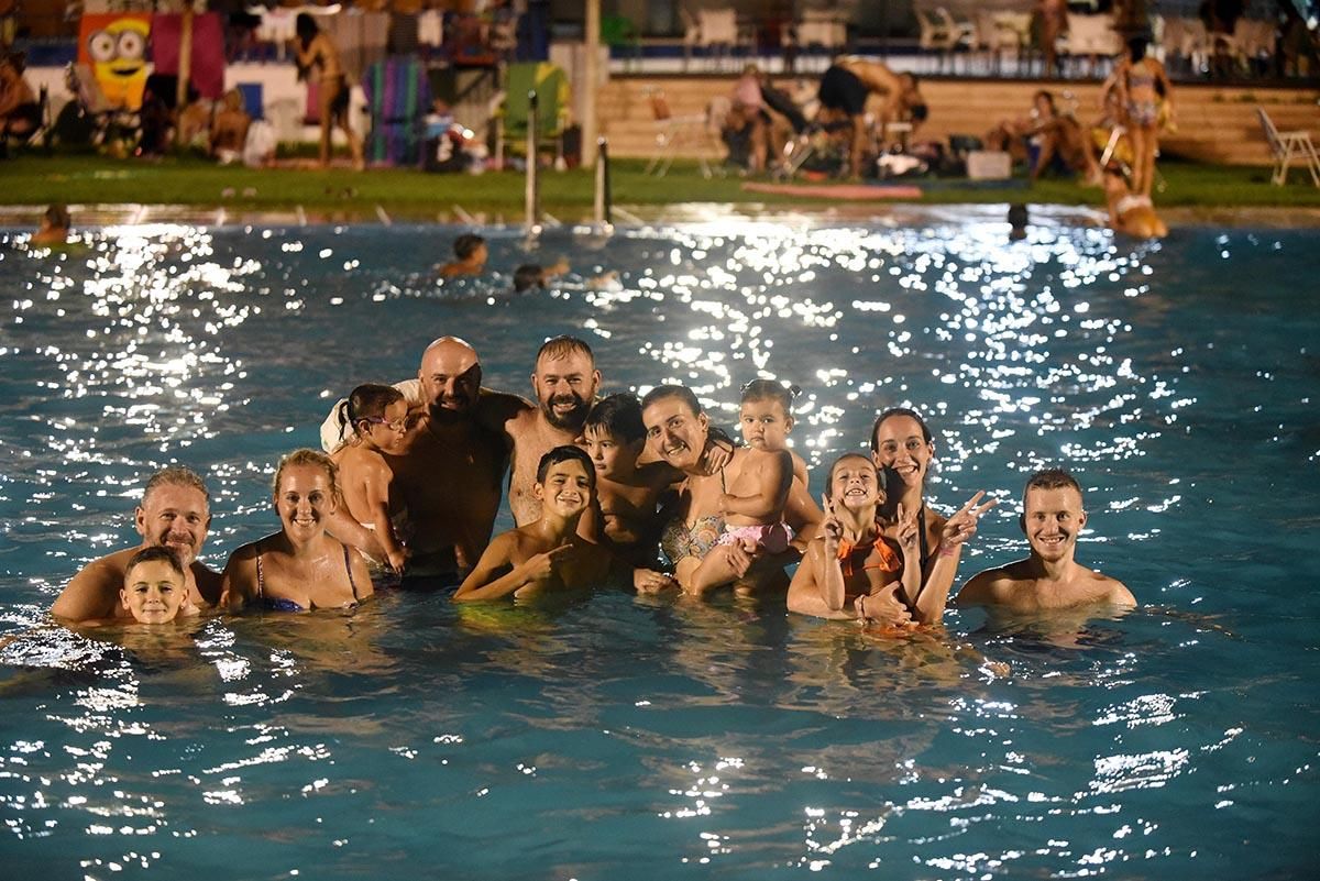 Sesión nocturna en la piscina de la Fuensanta