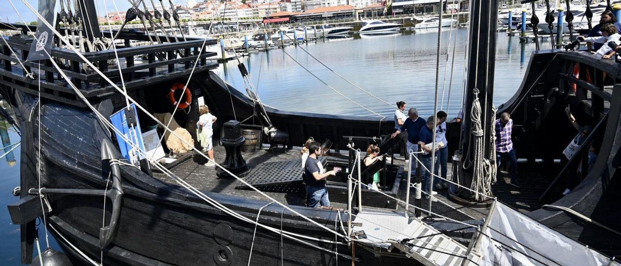 La nao está atracada en el puerto deportivo de Sanxenxo