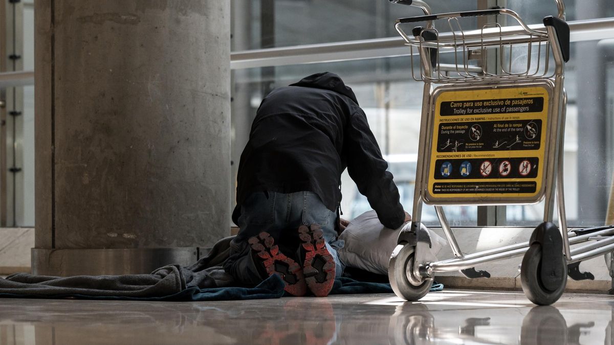 Una persona se prepara para pernoctar en la T4 del Aeropuerto Adolfo Suárez-Madrid Barajas