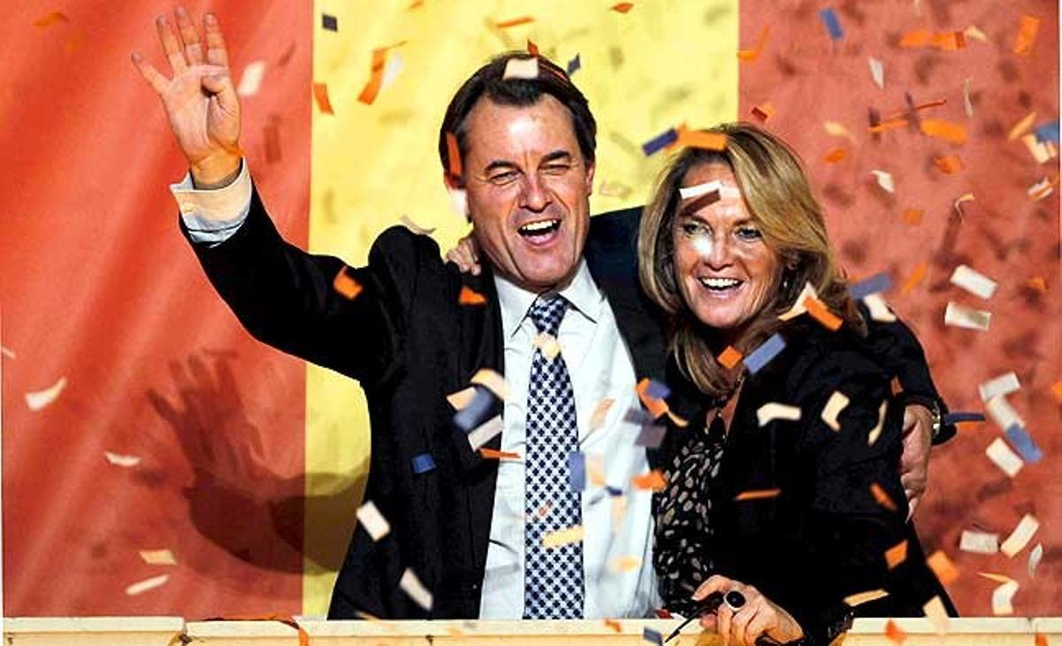 El candidat de CiU, Artur Mas, amb la seva dona, Helena Rakosnik, al balcó de l’Hotel Majestic de Barcelona després de vèncer en les eleccions autonòmiques catalanes.