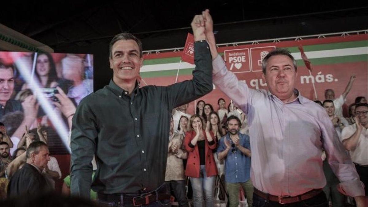 El secretario general del PSOE y presidente del Gobierno, Pedro Sánchez, y el líder del partido en Andalucía y candidato a la Junta, Juan Espadas, el pasado 28 de mayo de 2022 durante su mitin en el recinto ferial de Dos Hermanas (Sevilla).