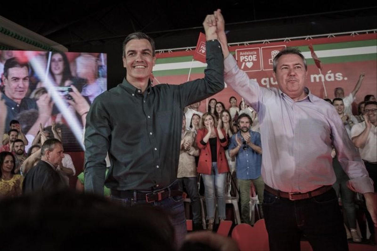 El secretario general del PSOE y presidente del Gobierno, Pedro Sánchez, y el líder del partido en Andalucía y candidato a la Junta, Juan Espadas, el pasado 28 de mayo de 2022 durante su mitin en el recinto ferial de Dos Hermanas (Sevilla).