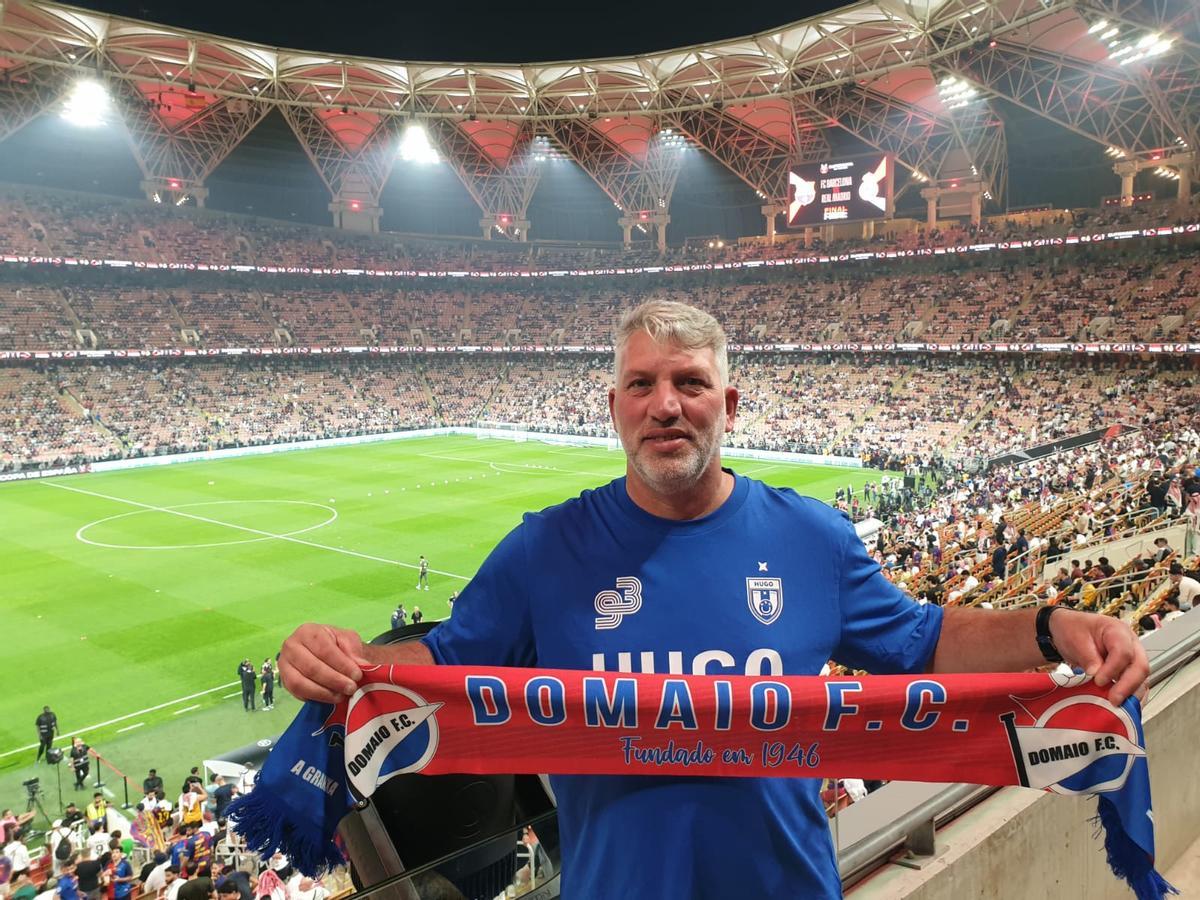 Miguel del Ojo, ayer, con una bufanda del Domaio en el estadio de Yeda.