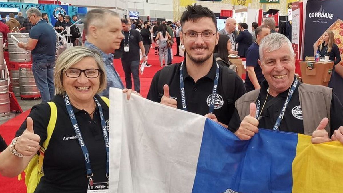 Marco Tavani, en el centro, entre su madre y su padre, en el campeonato del mundo en Las Vegas.