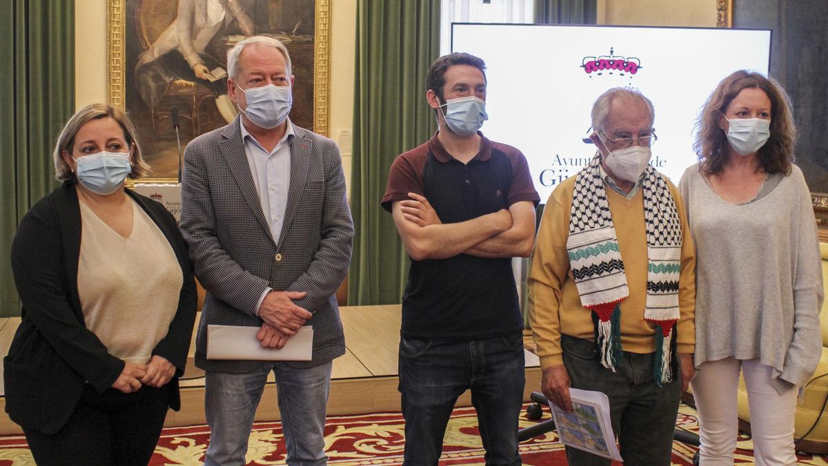 Por la izquierda, Carmen Saras, Aurelio Martín, Juan Chaves, Miguel San Miguel y Beatriz Solís, ayer en el Ayuntamiento de Gijón.