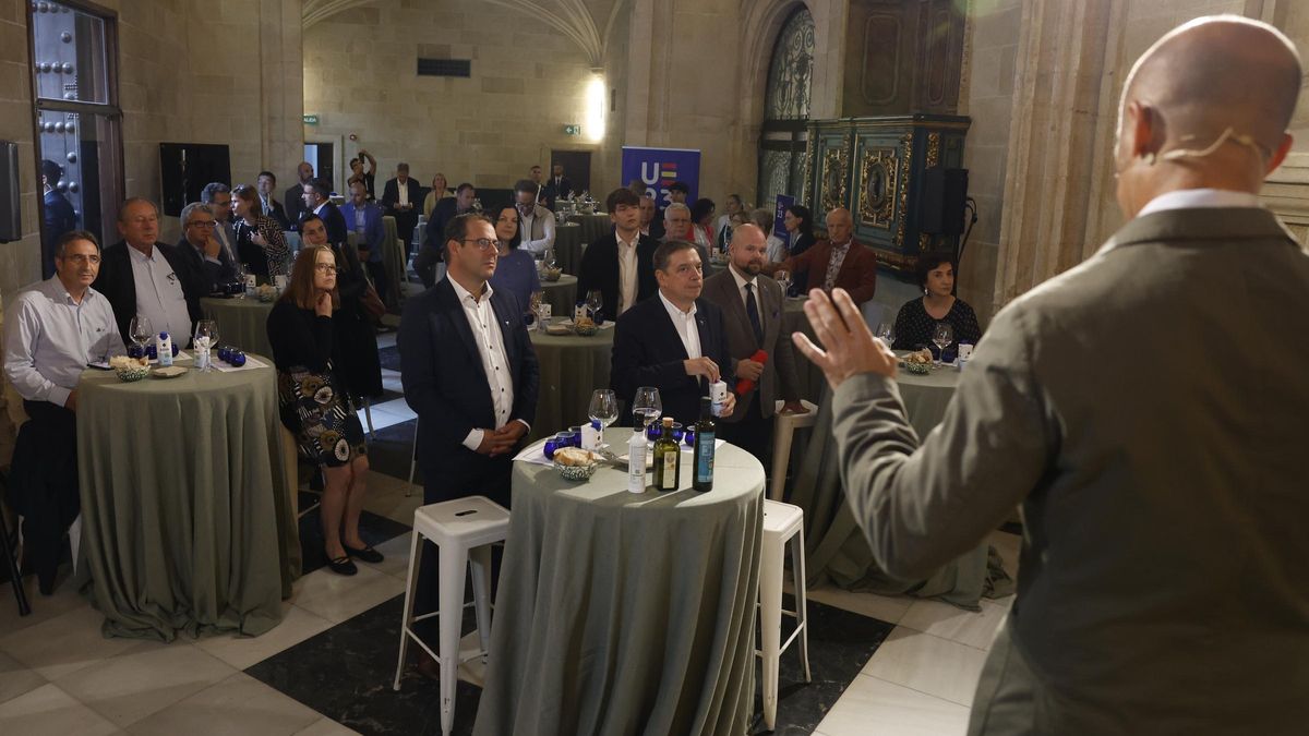 Plácido Pascual dirige la cata de aceites de oliva para los ministros de la UE.