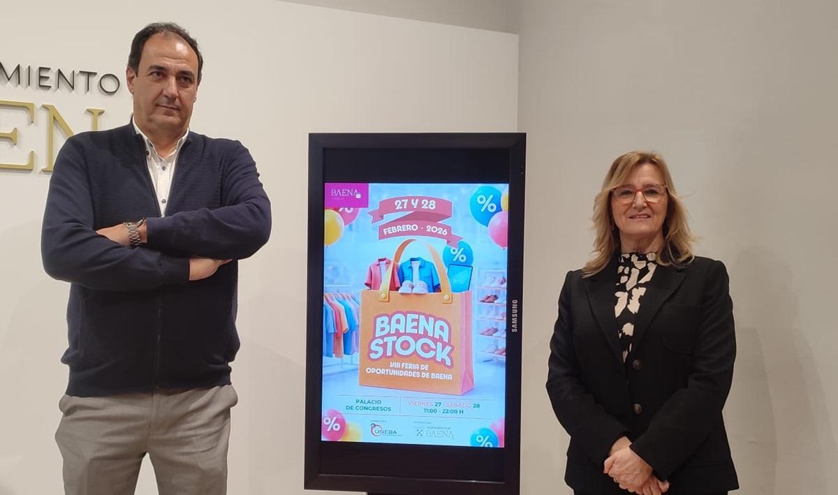 La delegada de Comercio del Ayuntamiento de Baena, Antoñi Peña, y el presidente de Uneba, Manuel Muñoz.