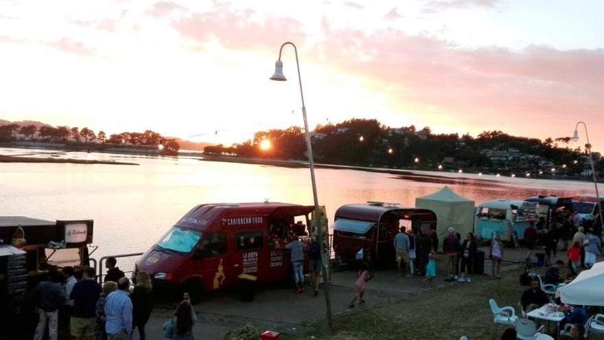 Una de las recientes ferias &quot;Rilla na rúa&quot; de &quot;food trucks&quot;. // Elemental Chefs