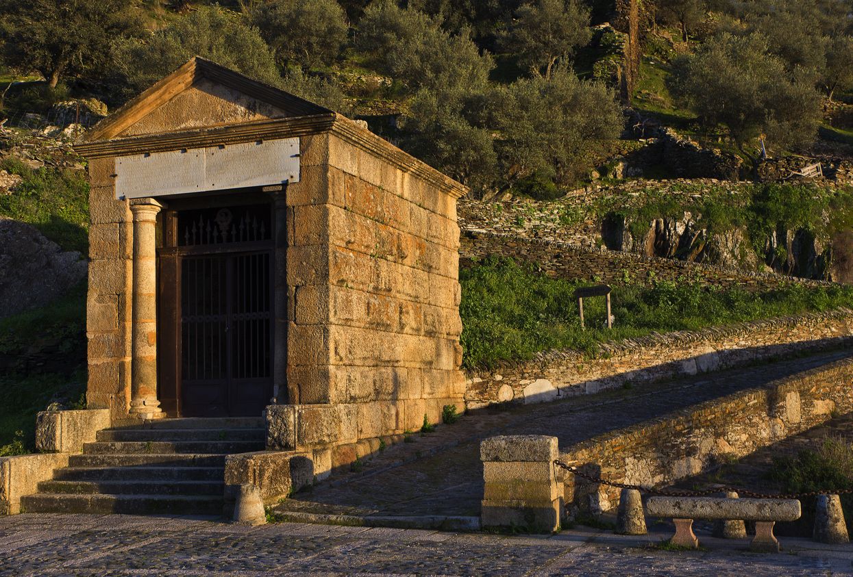 Templo romano en un extremo del puente de Alcántara