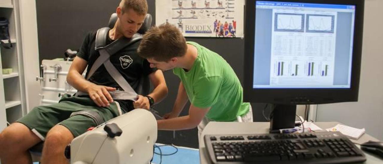 Investigadores del Centro de Investigación del Deporte de la Universidad Miguel Hernández realizando pruebas técnicas y analizando muestras en los laboratorios.