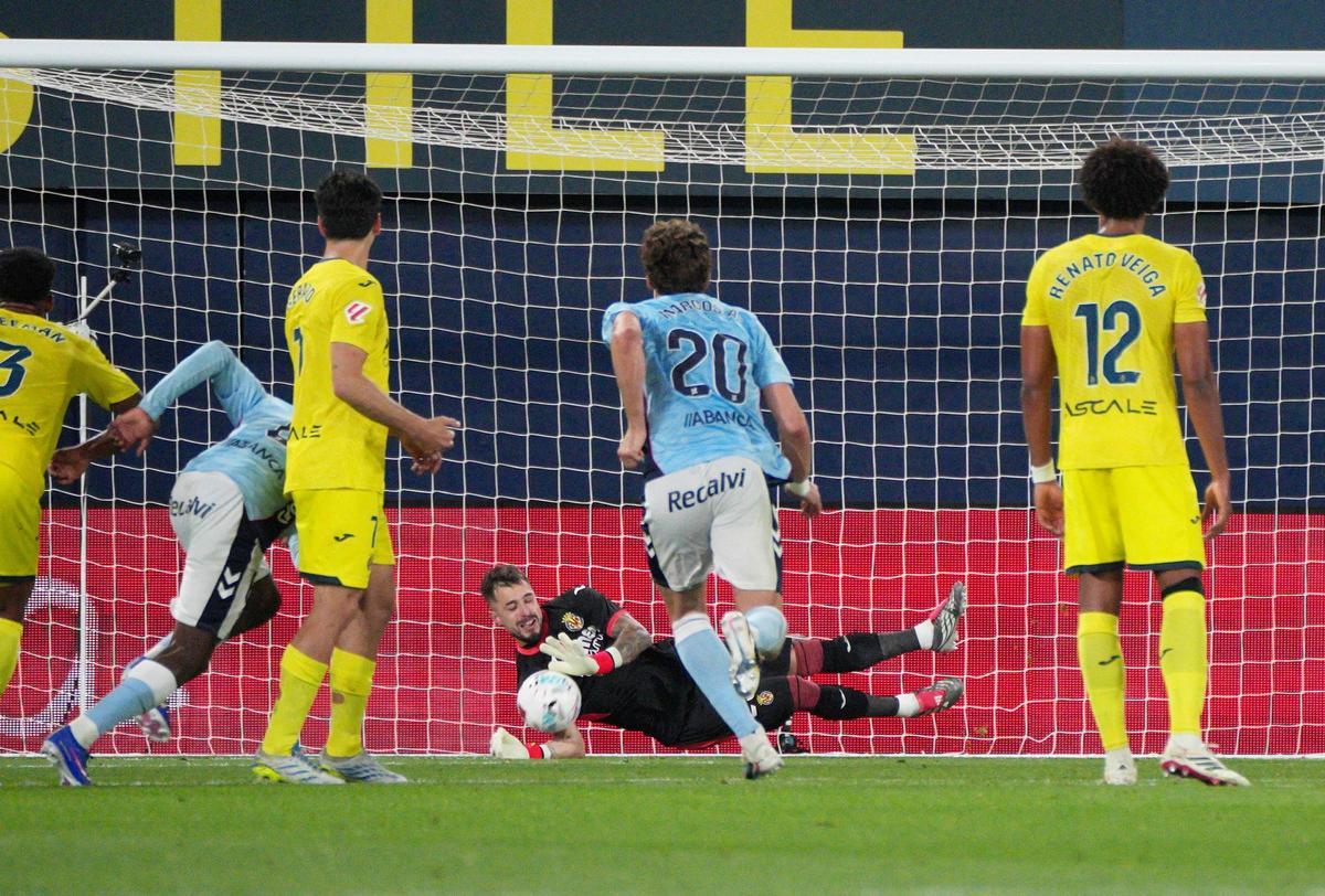 El meta Arnau Tenas paró un primer penalti a Borja Iglesias, que hubo que repetir y finalmente fue gol.