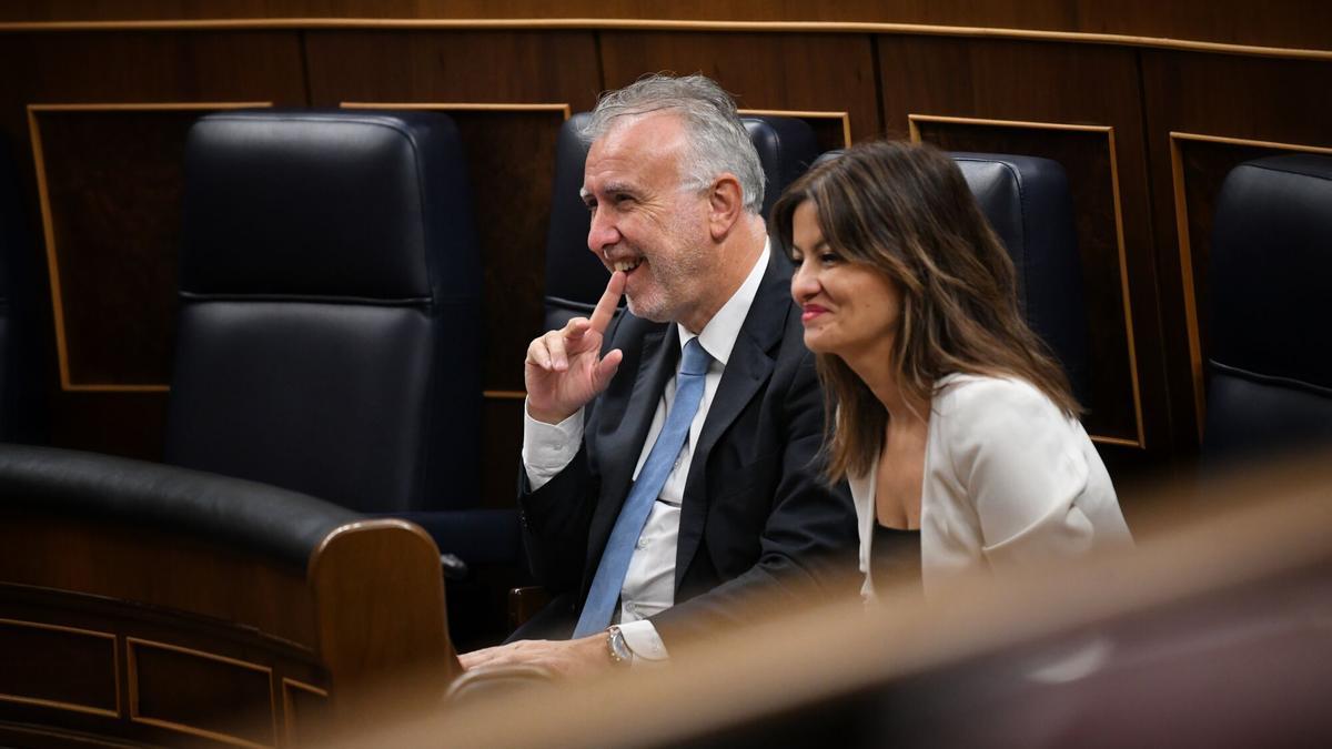 La ministra de Juventud e Infancia, Sira Rego y el ministro de Política Territorial, Ángel Víctor Torres, durante el debate en el Congreso para convalidar el decreto sobre la reubicación de menores migrantes.